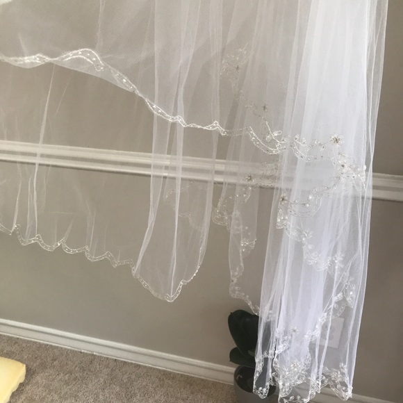 Waist length white veil with blusher - Picture 12 of 13